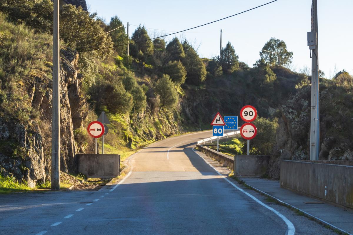 Carretera fronteriza entre Portugal y España en la provincia de Salamanca