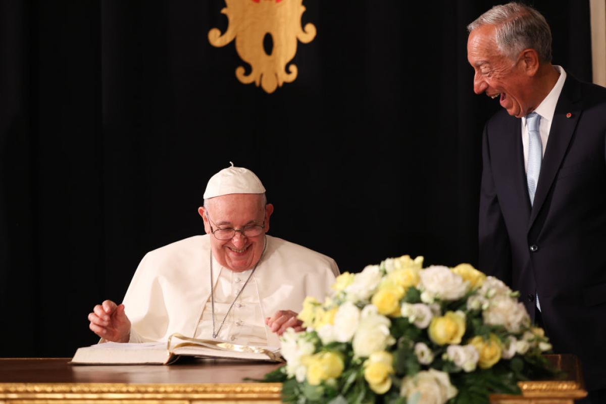 Imagen de archivo del papa Francisco con presidente portugués Marcelo Rebelo de Sousa, en Lisboa (Portugal).