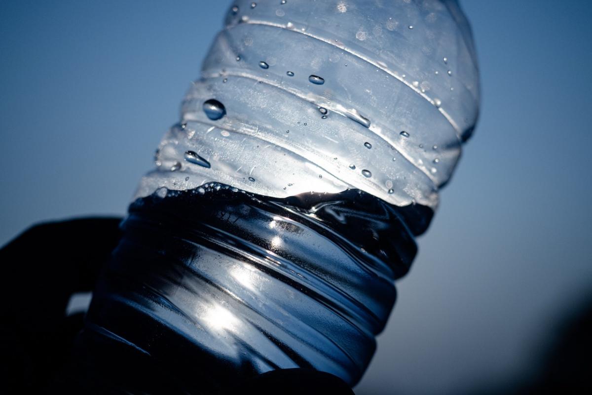 Una botella de agua mineral embotellada.