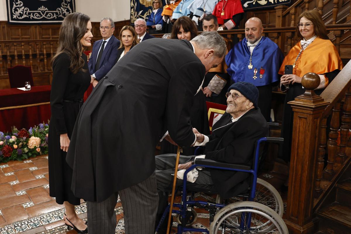El rey Felipe VI saluda al escritor Álvaro Pombo (d), antes de hacerle entrega del Premio Cervantes 2024.