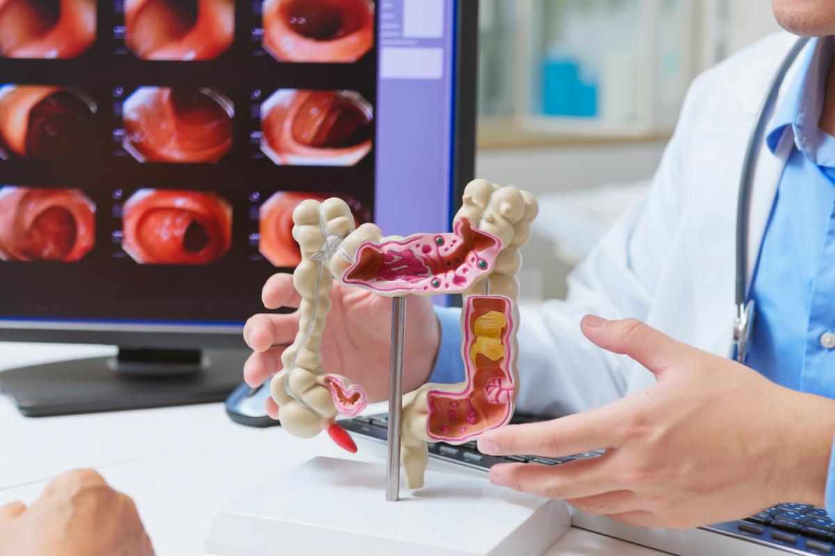 Imagen de archivo de una consulta en la que se explica el cáncer colorrectal.