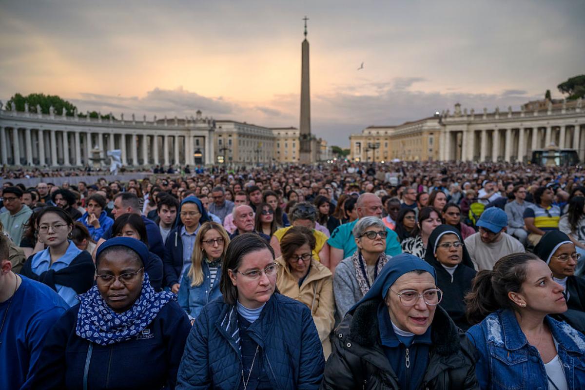 Miles de personas se concentran en la plaza de San Pedro, en la Ciudad del Vaticano, tras el anuncio de la muerte del papa Francisco.