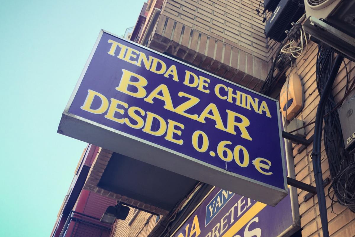 Señal de un bazar chino en España