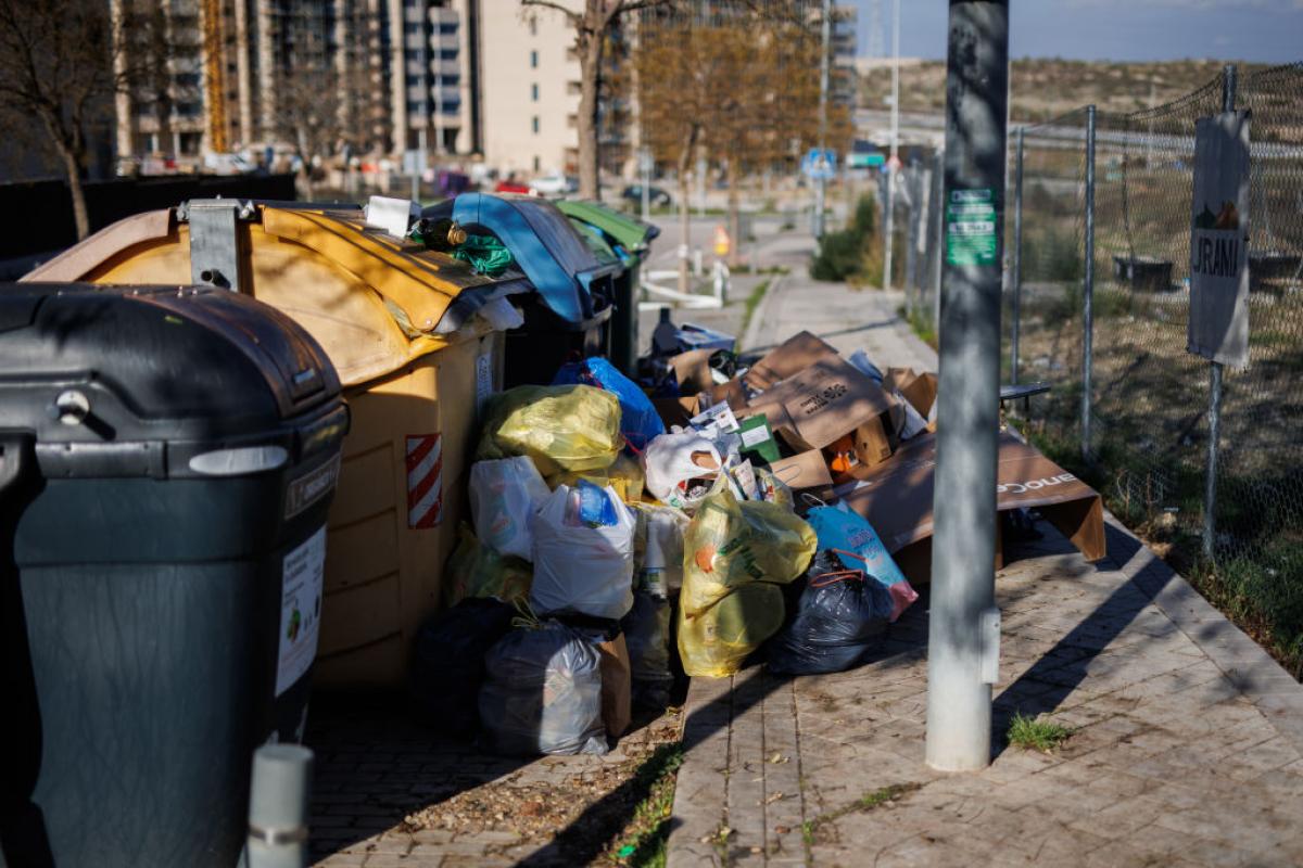 Contenedores sobrepasados de basura en Madrid, en una imagen de archivo