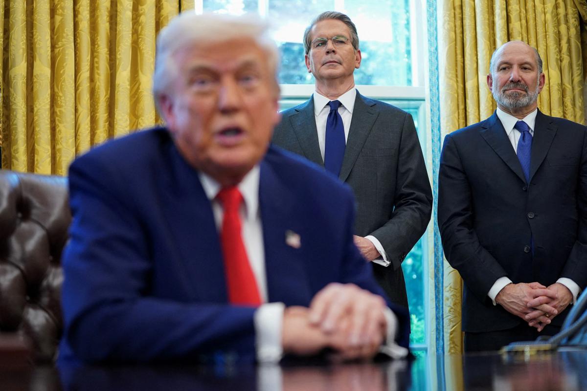 El secretario de Comercio de EE. UU., Howard Lutnick, y el secretario del Tesoro, Scott Bessent, observan mientras el presidente Donald Trump firma órdenes ejecutivas y proclamaciones en la Oficina Oval.