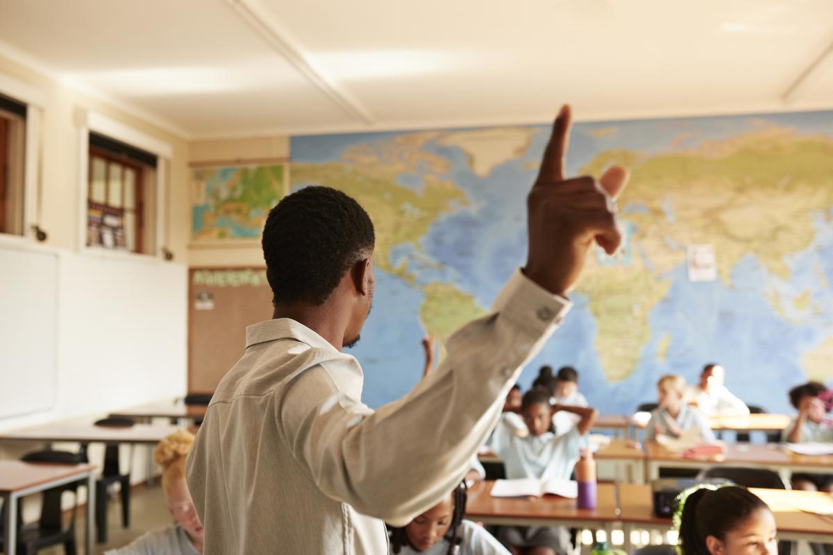 Imagen de un docente en un aula.