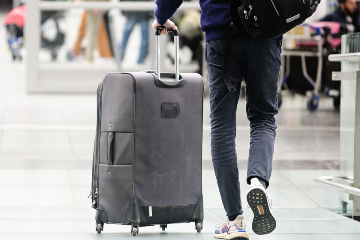 Un turista con maleta en un aeropuerto, en una imagen de archivo