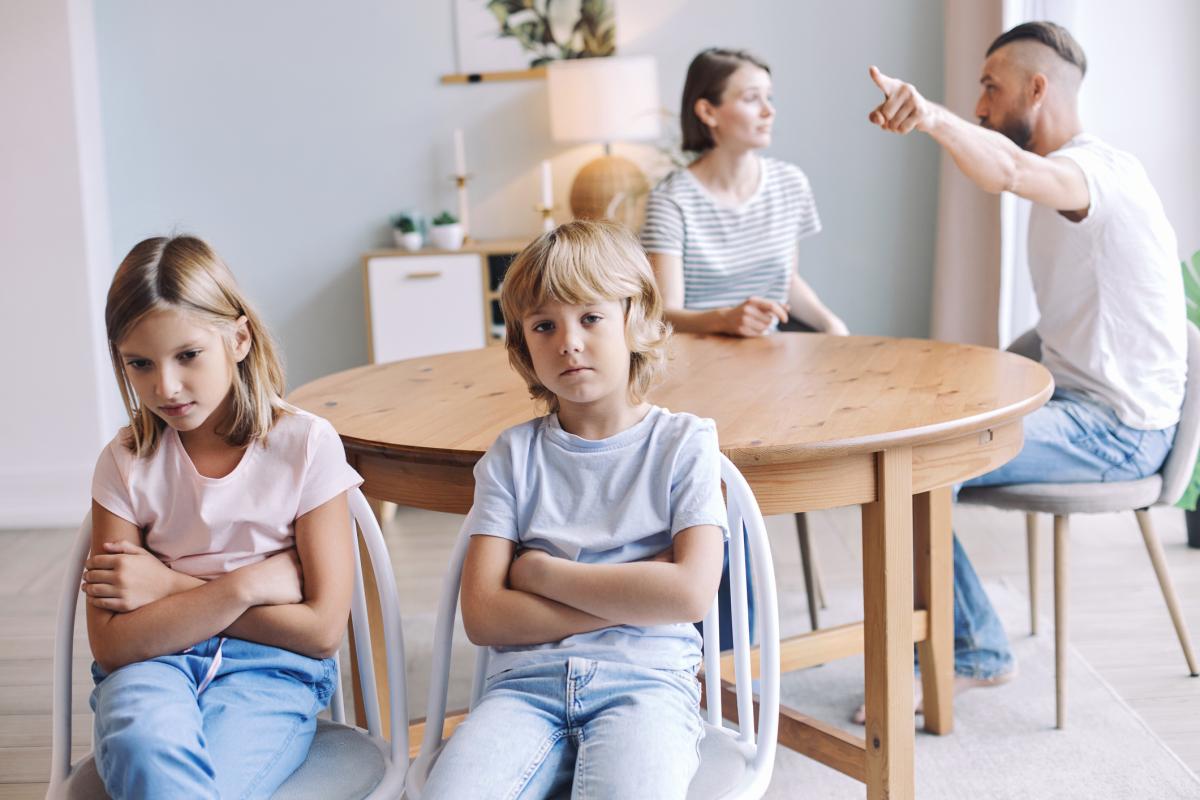 Una pareja discute en presencia de sus hijos.