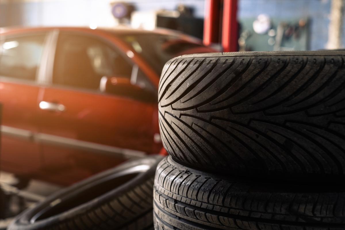 Foto de archivo de un taller con neumáticos.