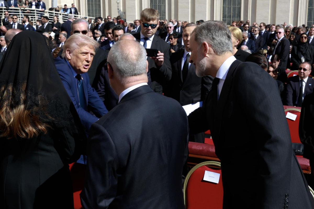 Foto del saludo de Donald Trump y Felipe VI.