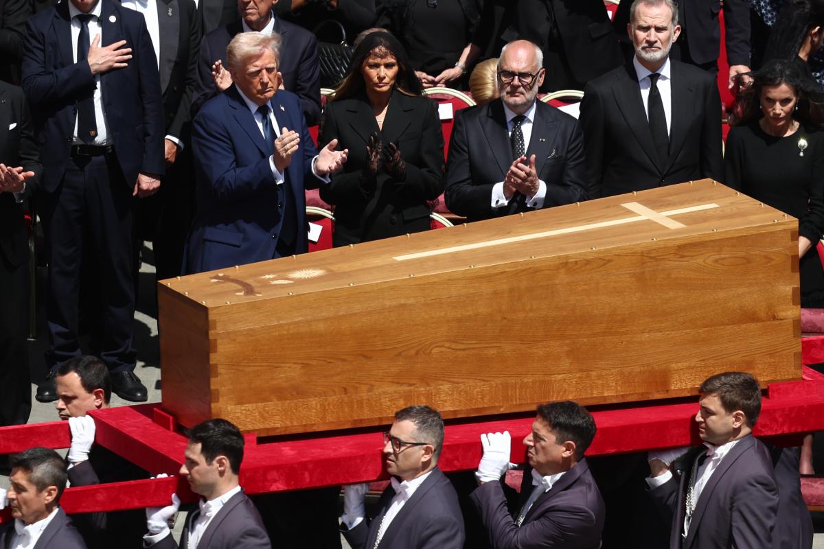 Imagen de los principales líderes y jefes de Estado despidiendo al papa Francisco.