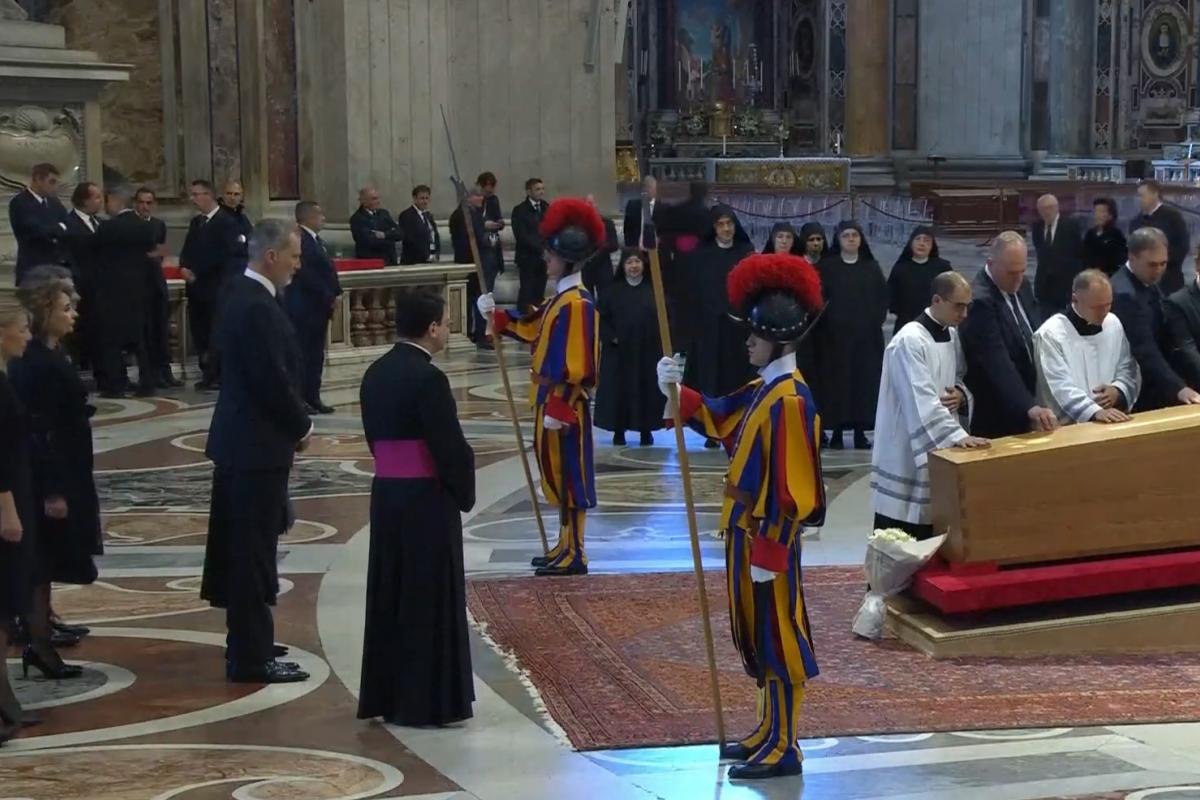 Llegada de los reyes ante el féretro del papa Francisco