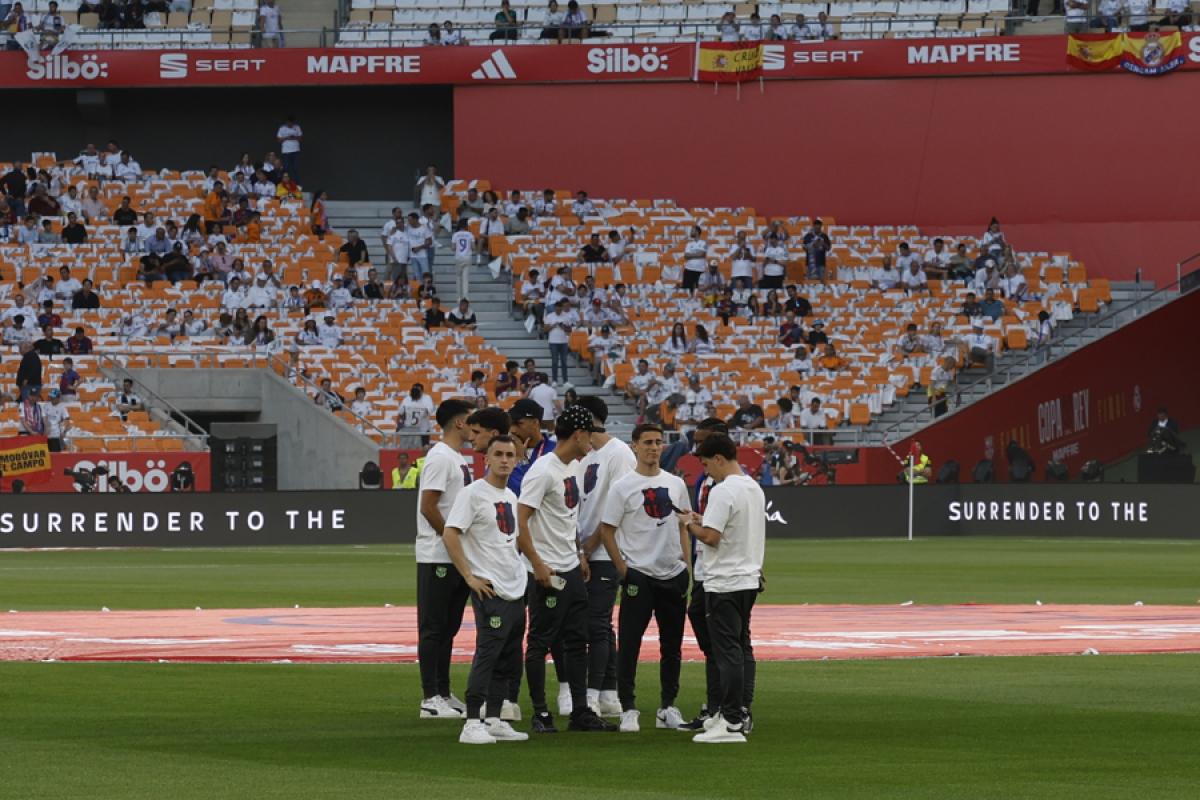 Los jugadores del F.C. Barcelona, en el césped de La Cartuja