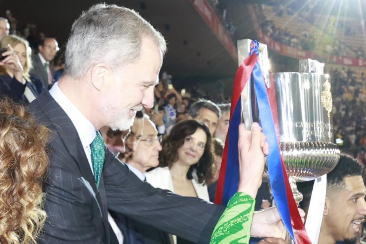 Felipe VI entregando la Copa del Rey al FC Barcelona