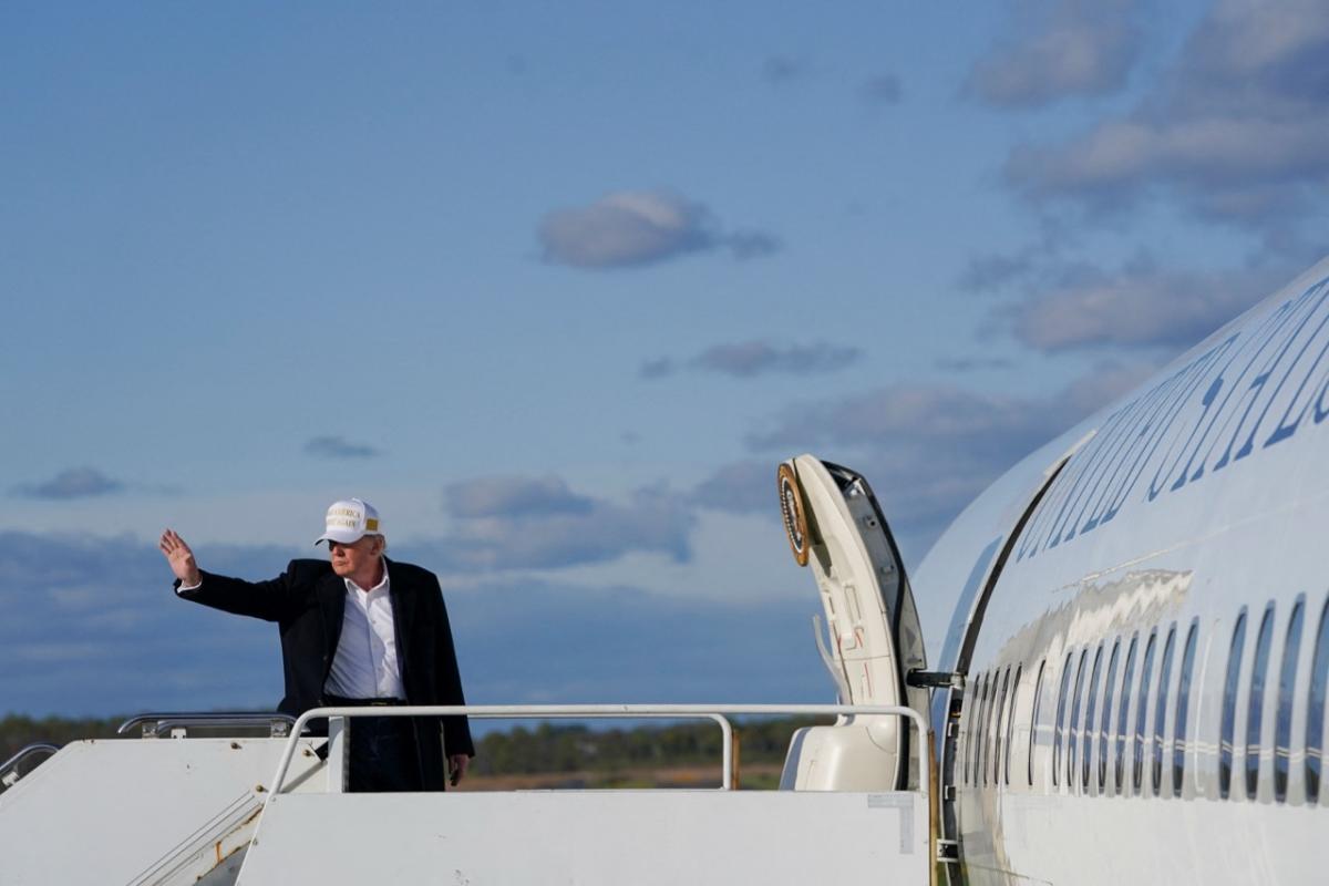El presidente de EEUU, Donald Trump, a punto de subirse al Air Force One.