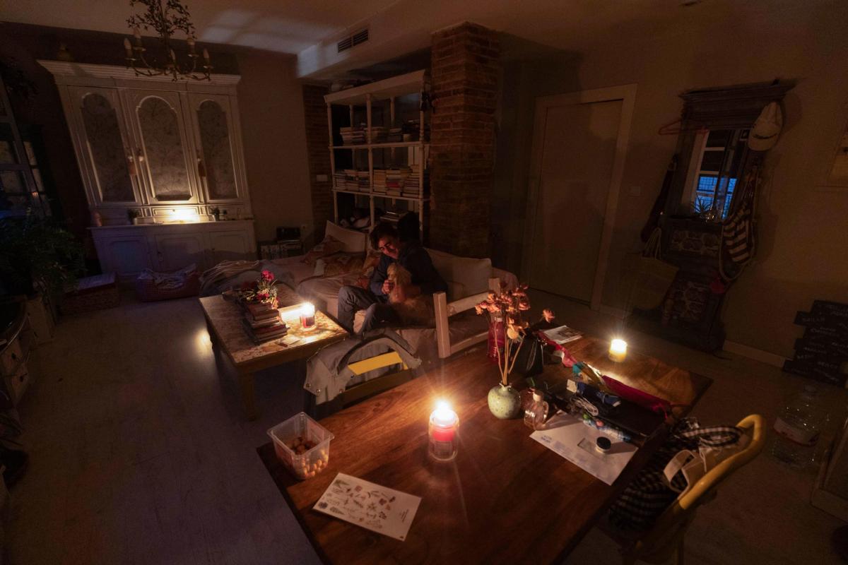 Nacho un vecino de Murcia alumbra su casa con velas esta noche de lunes debido al apagón que afecta al país.
