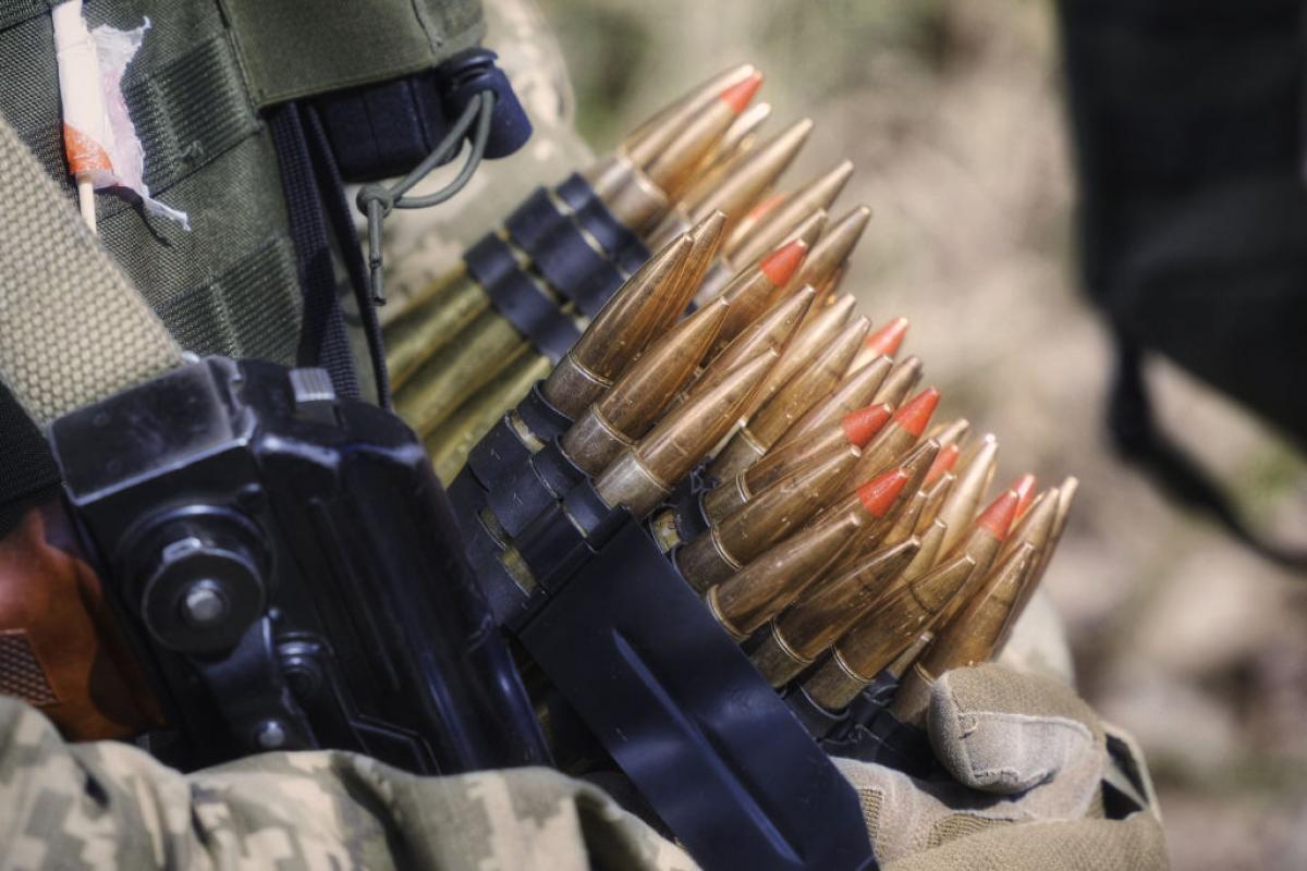 Primer plano de la munición de un soldado ucraniano.