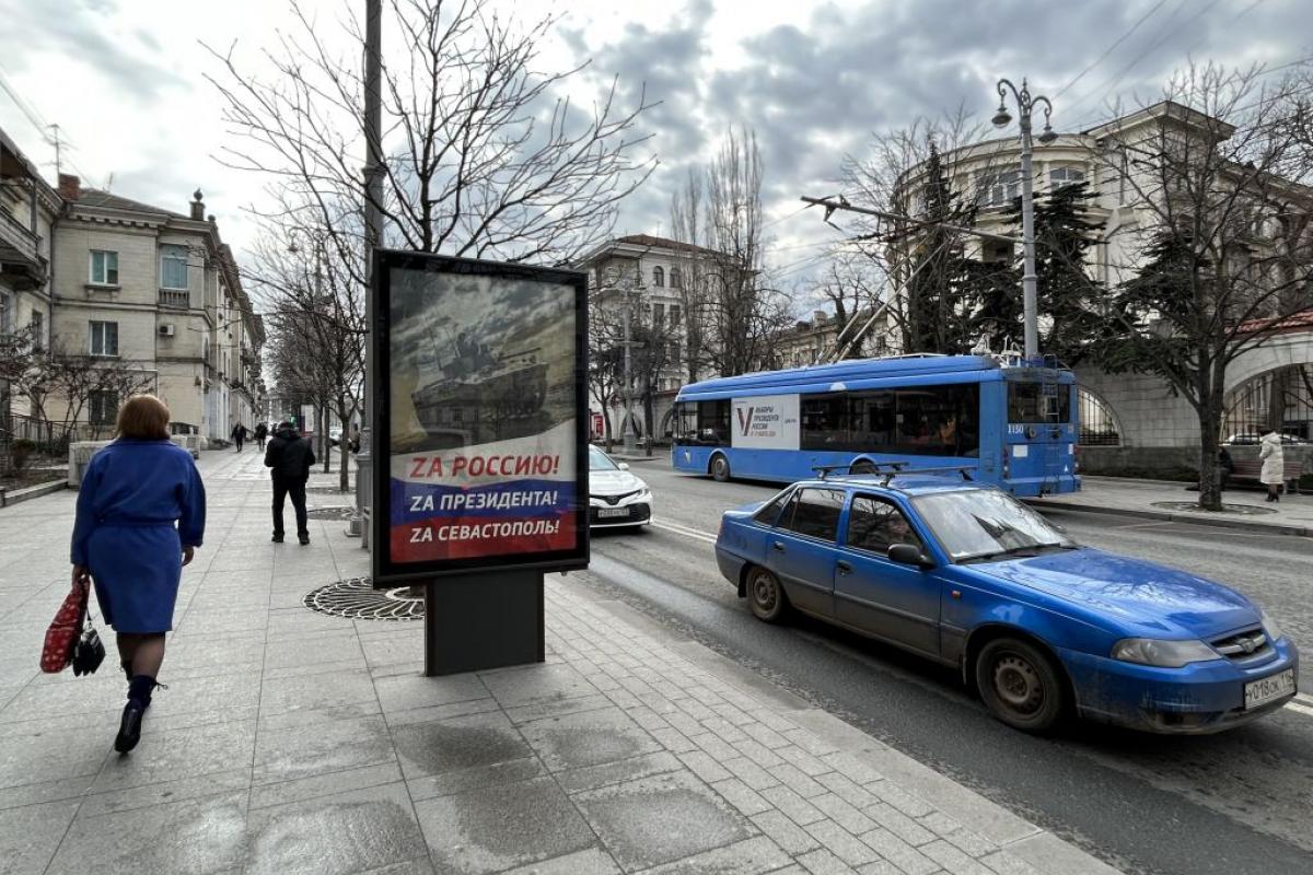 Propaganda militar de Rusia en el centro de la ciudad portuaria que exigen a Ucrania.