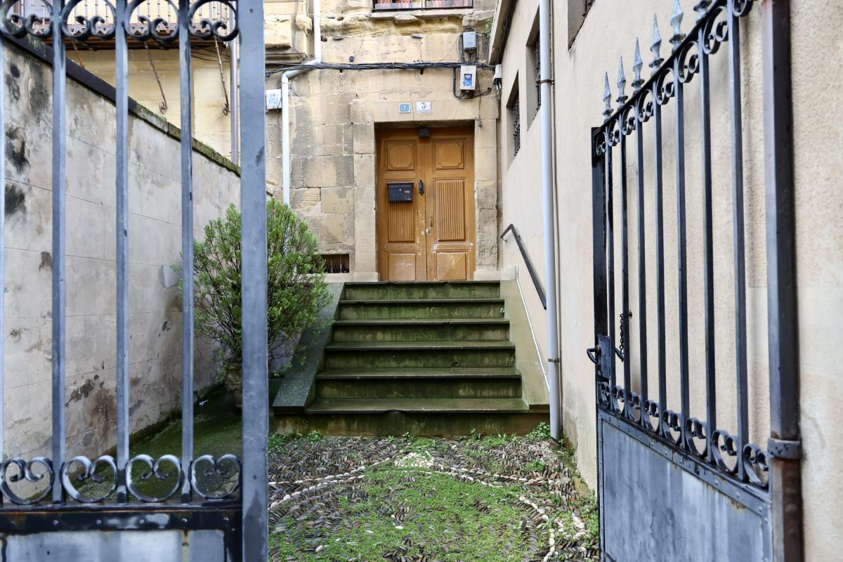 Vista del lugar donde ayer fue asesinada, a manos de su pareja, una mujer de 36 años en el domicilio de la víctima en la localidad riojana de Haro.