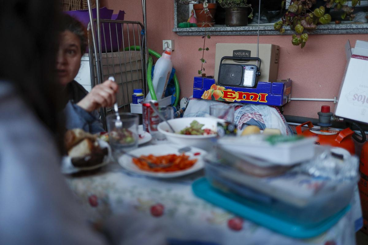 Una familia cena ayer al sur de Lugo, sin luz, solo con velas y una radio.