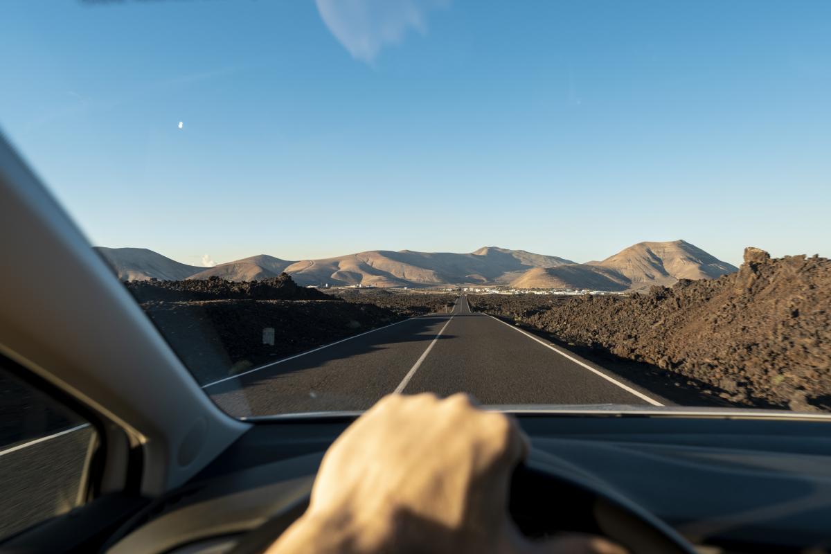 Una mano en un volante.