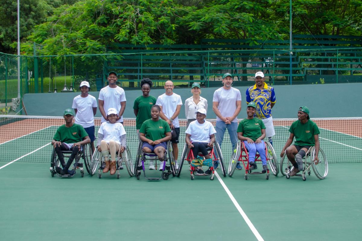 Beatriz Abril y Carlos Esteire (3ª y 2º por la izda. atrás), directora y presidente de la Asociación, en una de sus academias en Sudáfrica