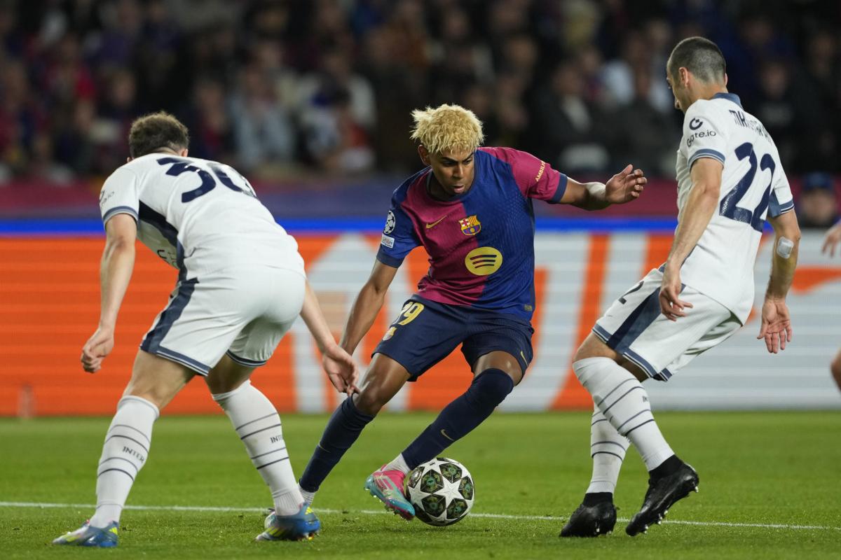 Lamine Yamal intenta llevarse el balón ante los defensores del Inter en el partido de ida de las semifinales de la Champions League