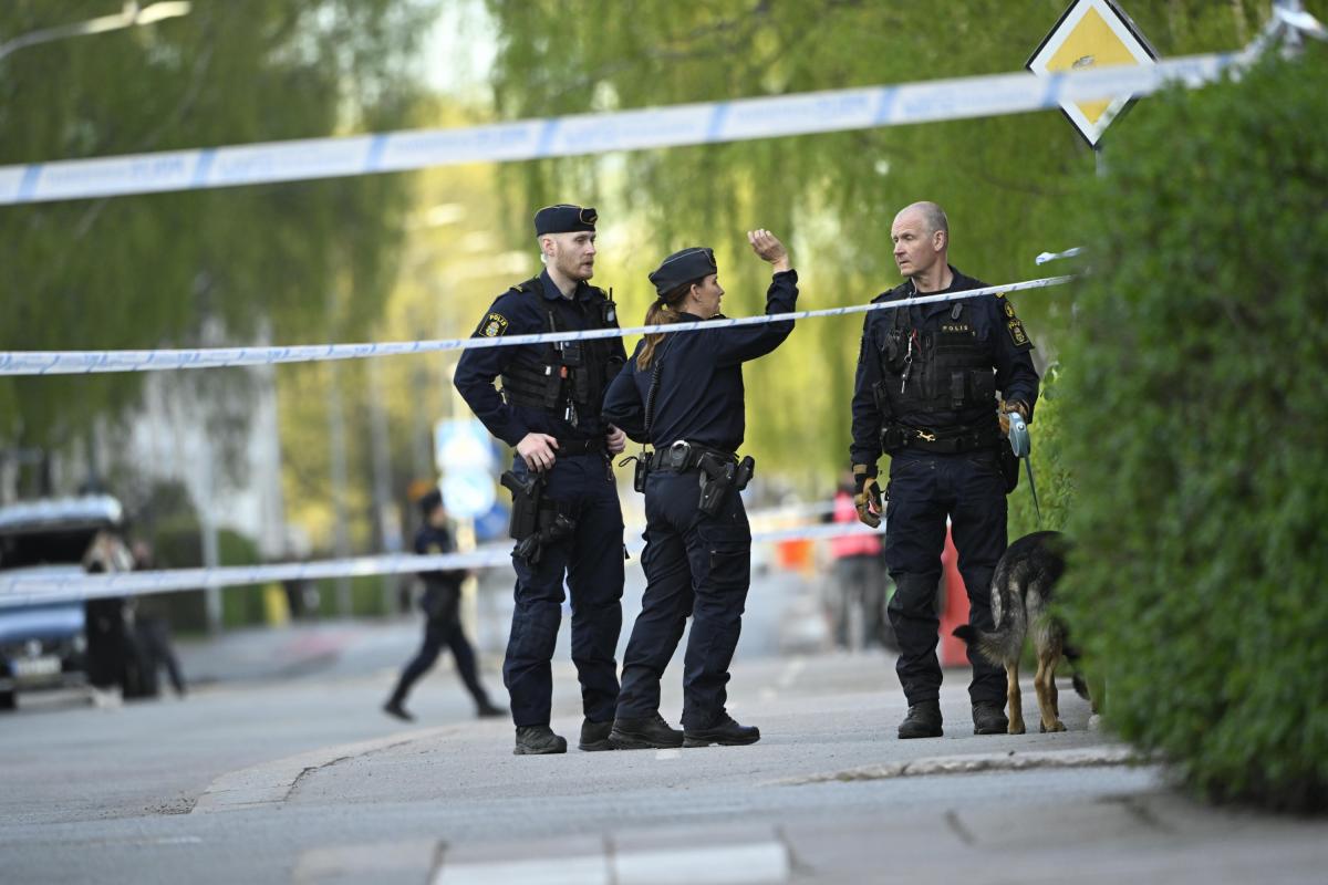 Las fuerzas del orden vigilan el escenario del tiroteo, presuntamente a manos de un adolescente, que se cobró 3 vidas en la localidad sueca de Uppsala.
