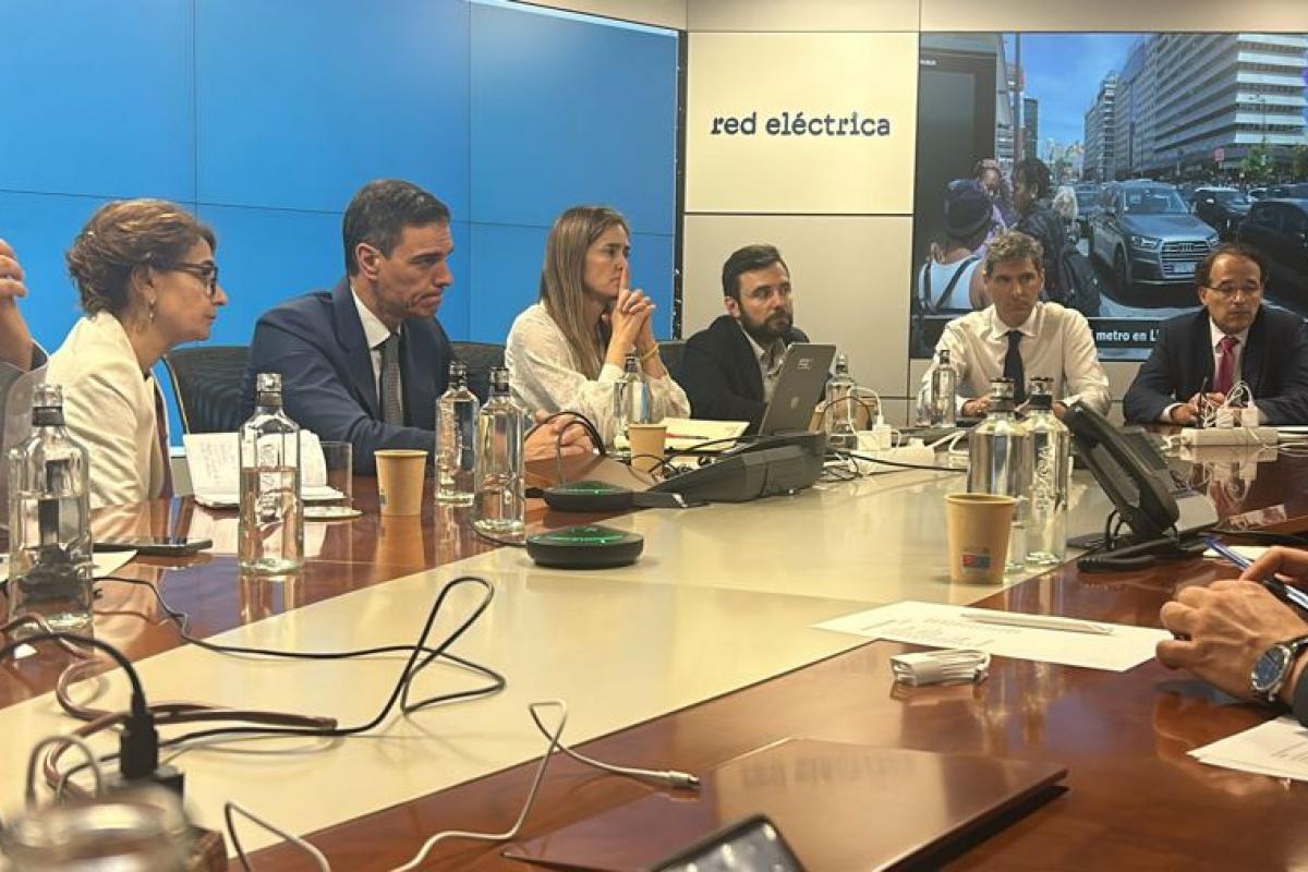 Pedro Sánchez, en la sede de Red Eléctrica de España, en la noche del lunes 28 de abril, junto a otros miembros del Gobierno