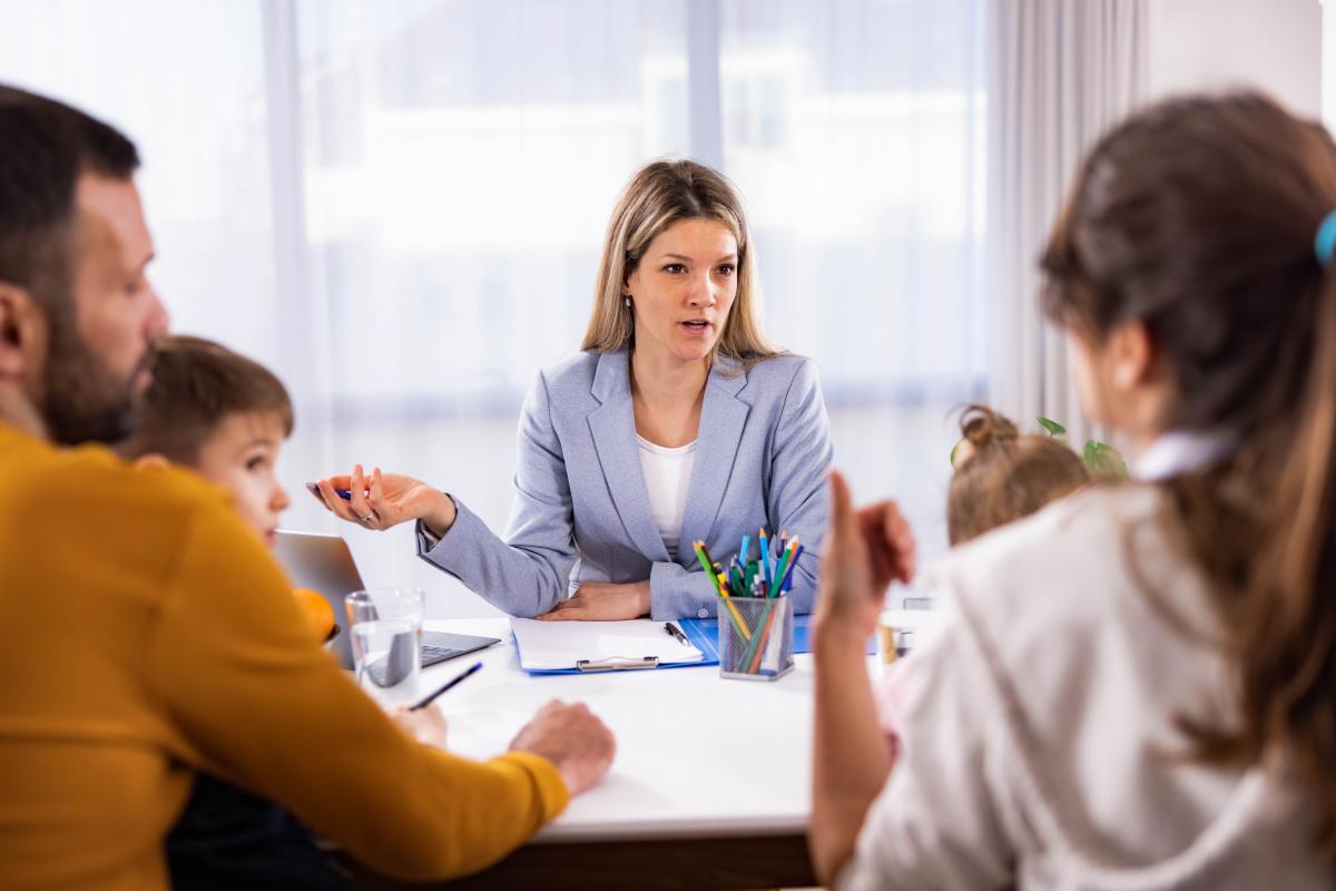 Unos padres hablando con la profesora de sus hijos.