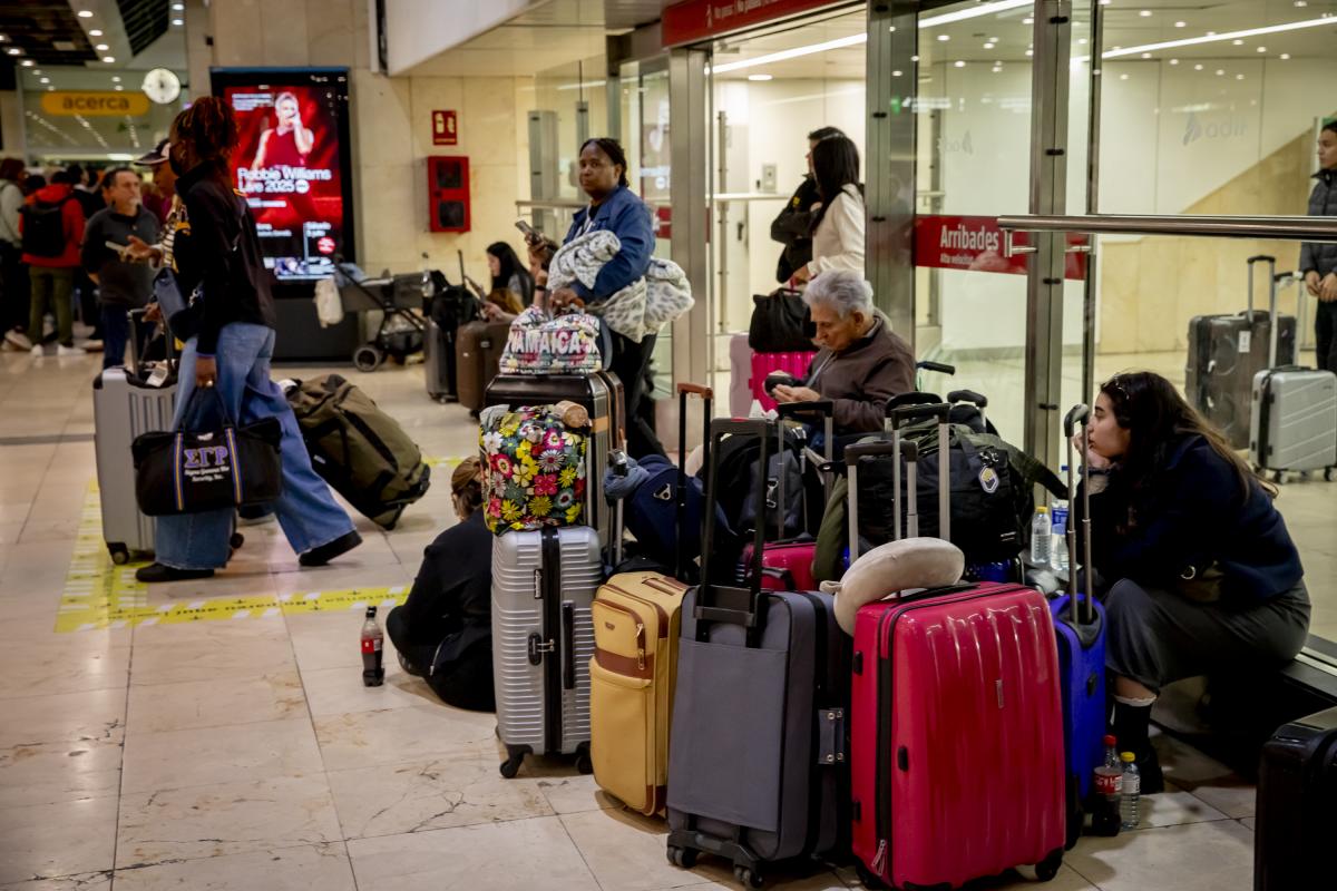 Foto de gente en la estación de Sants de Barcelona.