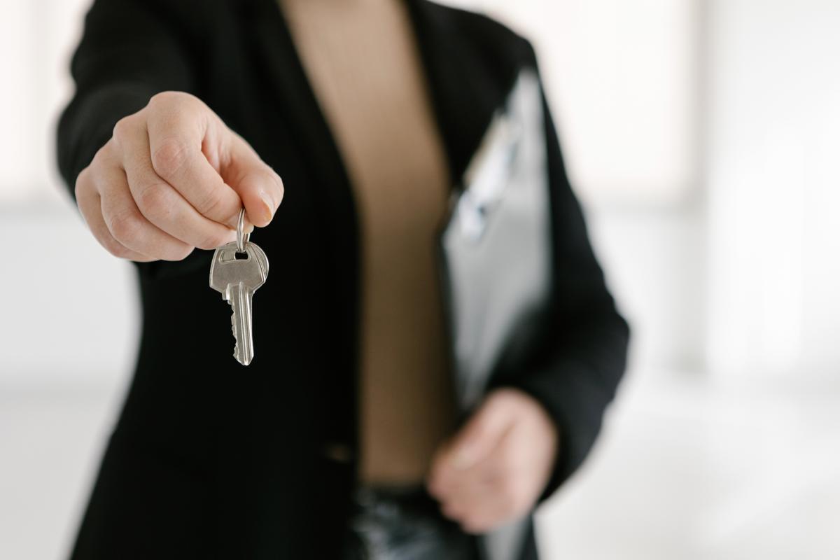 Imagen de archivo de la entrega de las llaves a un propietario.