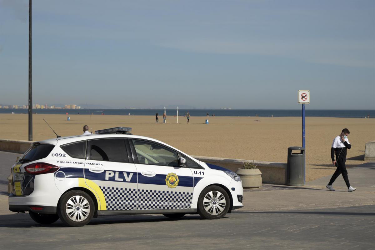 Policía local en la playa de la Malva-rosa