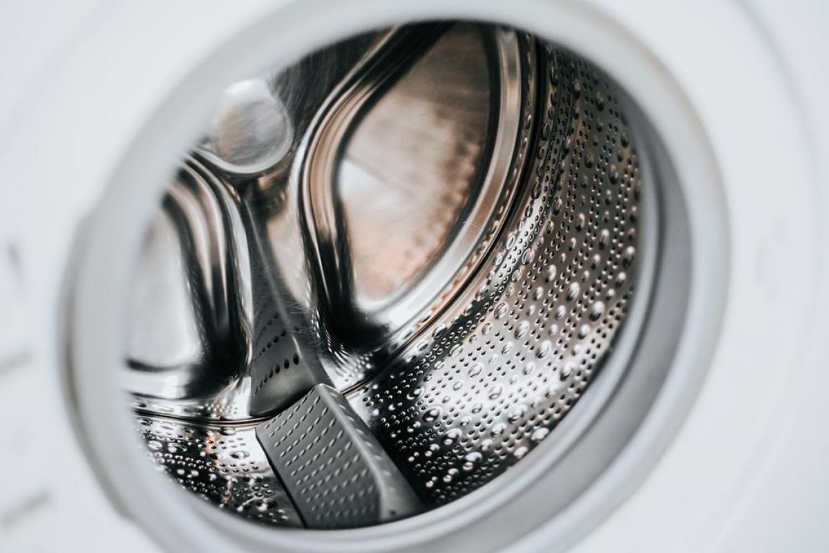 Una lavadora vacía y abierta.