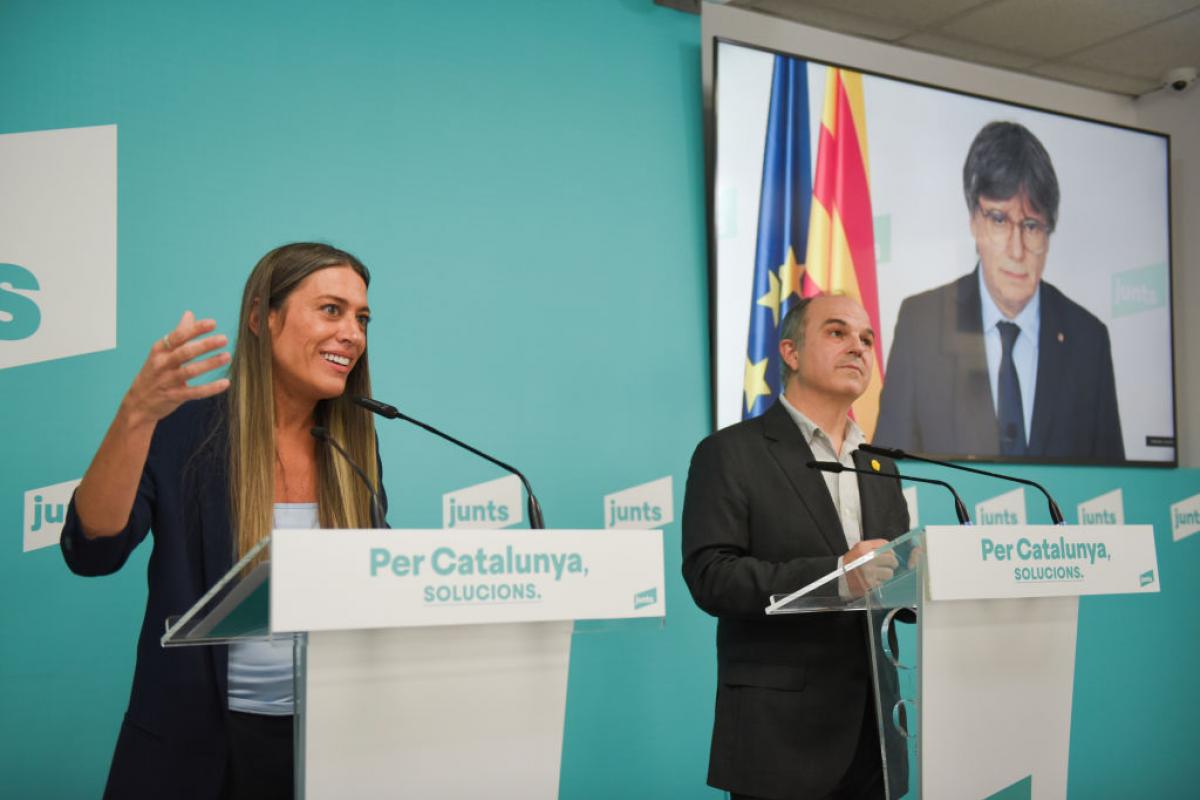 La portavoz parlamentaria de JxCat, Miriam Nogueras, el secretario general de los posconvergentes, Jordi Turull, y el líder de la formación, Carles Puigdemont (en la pantalla); en una imagen de archivo.