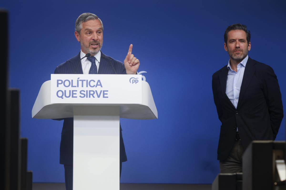 Los vicesecretarios del PP de Cultura, Borja Sémper (d) y de Economía, Juan Bravo (i) durante la rueda de prensa, tras la reunión del Comité de Dirección, en Madrid.