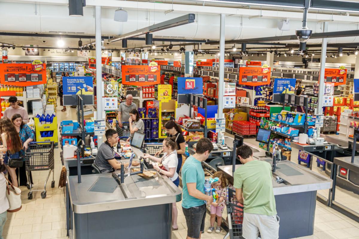 Personas comprando en un supermercado, en una imagen de recurso