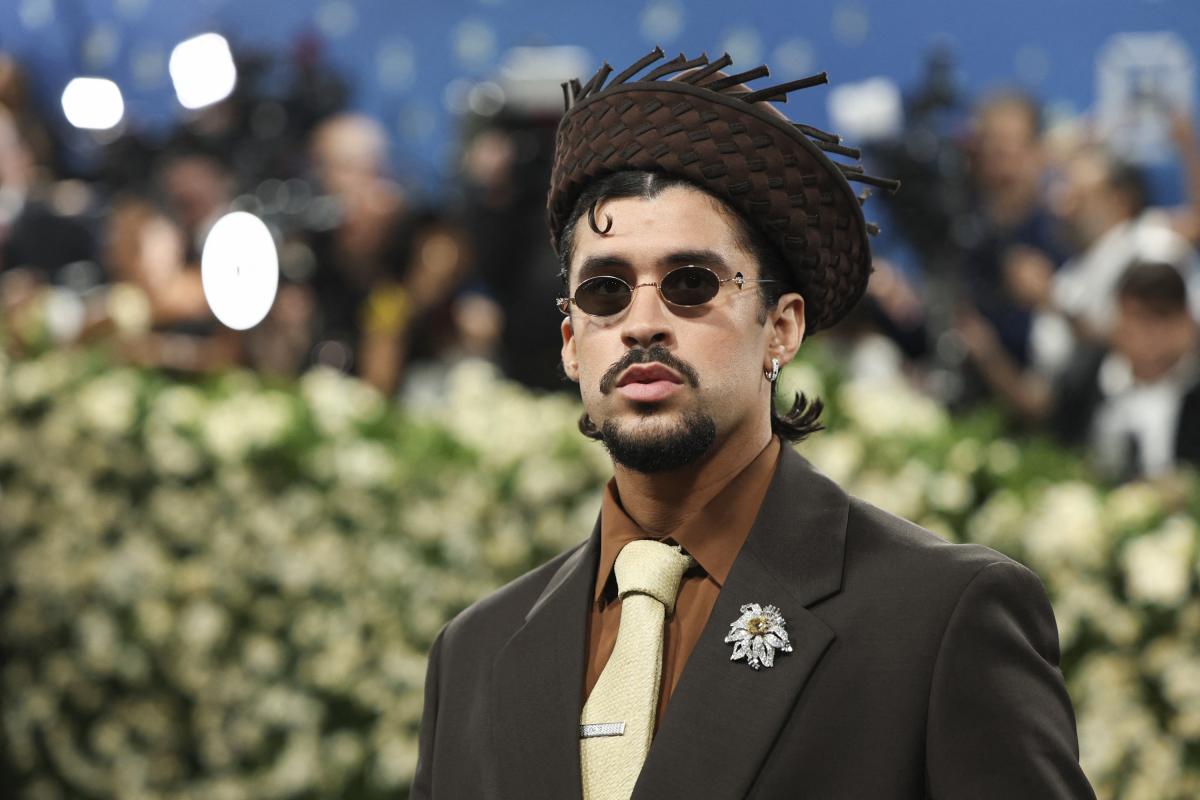 El cantante puertorriqueño, Bad Bunny, en la alfombra roja de la Met Gala.
