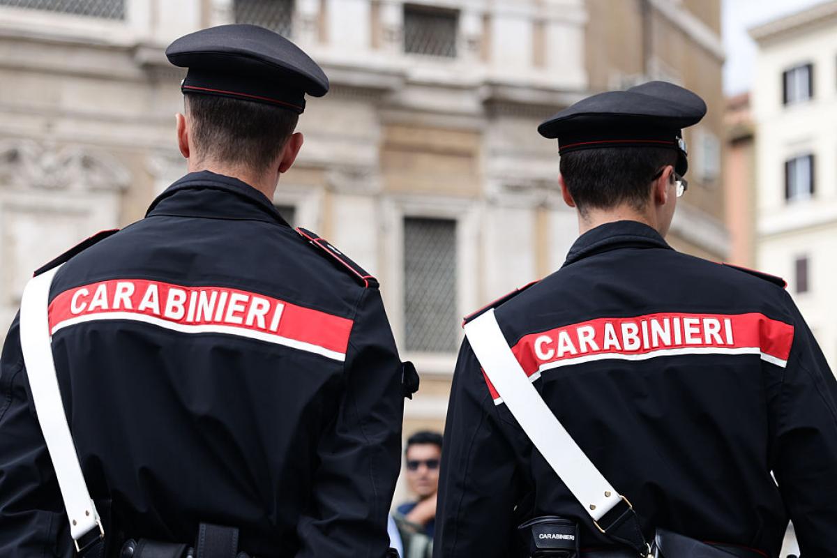 Imagen de archivo de una pareja de los Carabinieri, al lado de la basílica de Santa María La Mayor, en Roma (Italia).