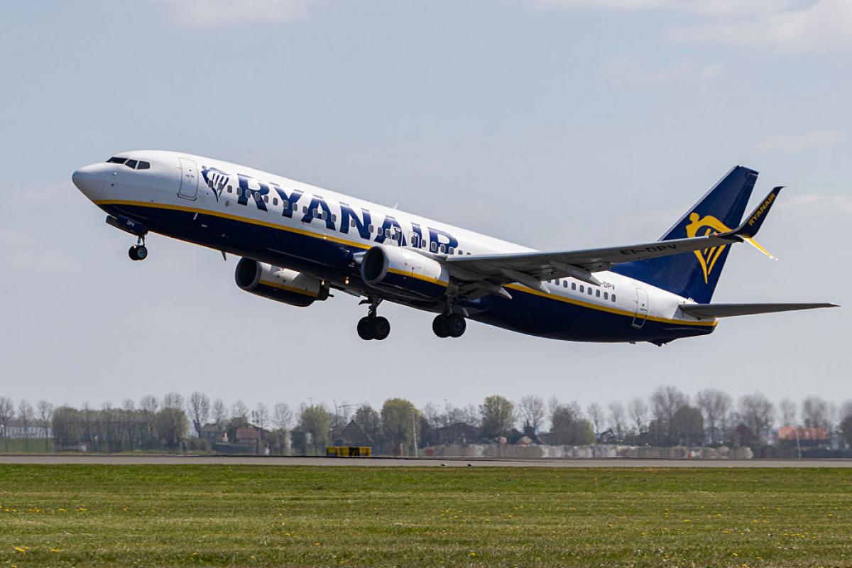 Avión de Ryanair despegando