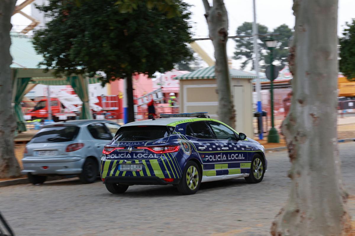 Imagen de un coche de la Policía Local de Sevilla en el recinto de Feria.
