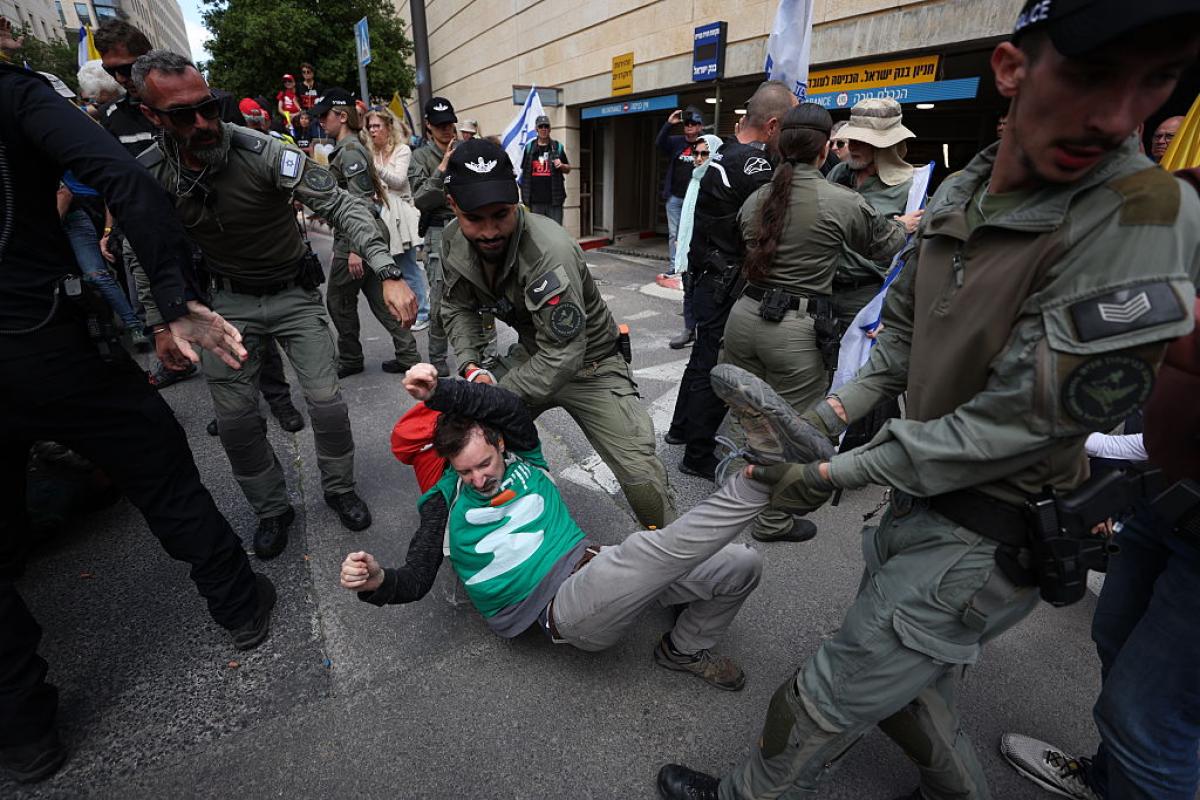 Las autoridades israelíes reprimen una manifestación de los familiares de rehenes secuestrados por Hamás, ante el Knesset (el Parlamento israelí), en Jerusalén.