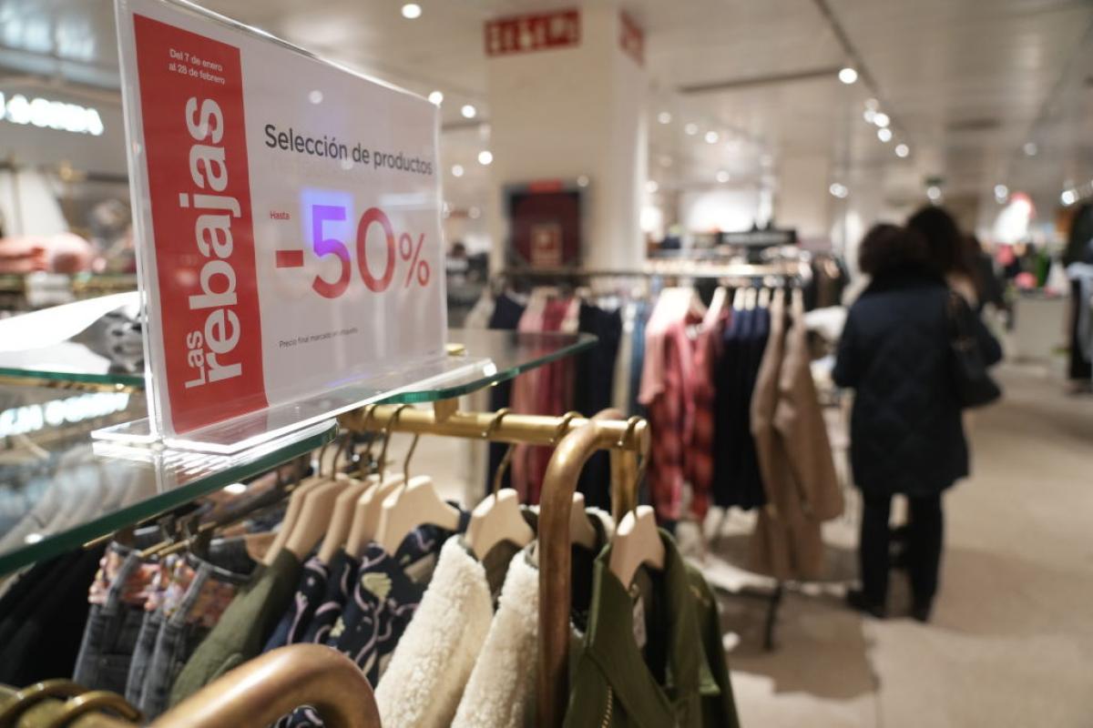 Personas de compras en una tienda