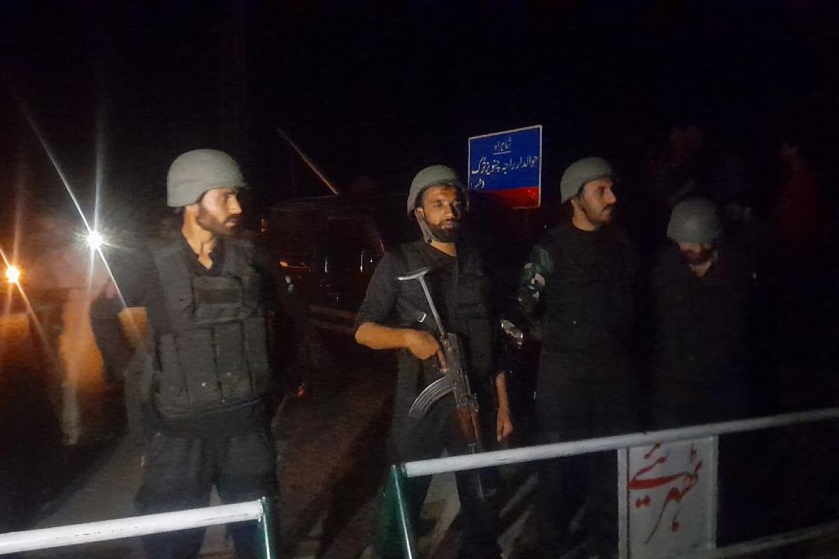 Soldados de Pakistán en la ciudad de Muzaffarabad, Cachemira, atacada por la India.