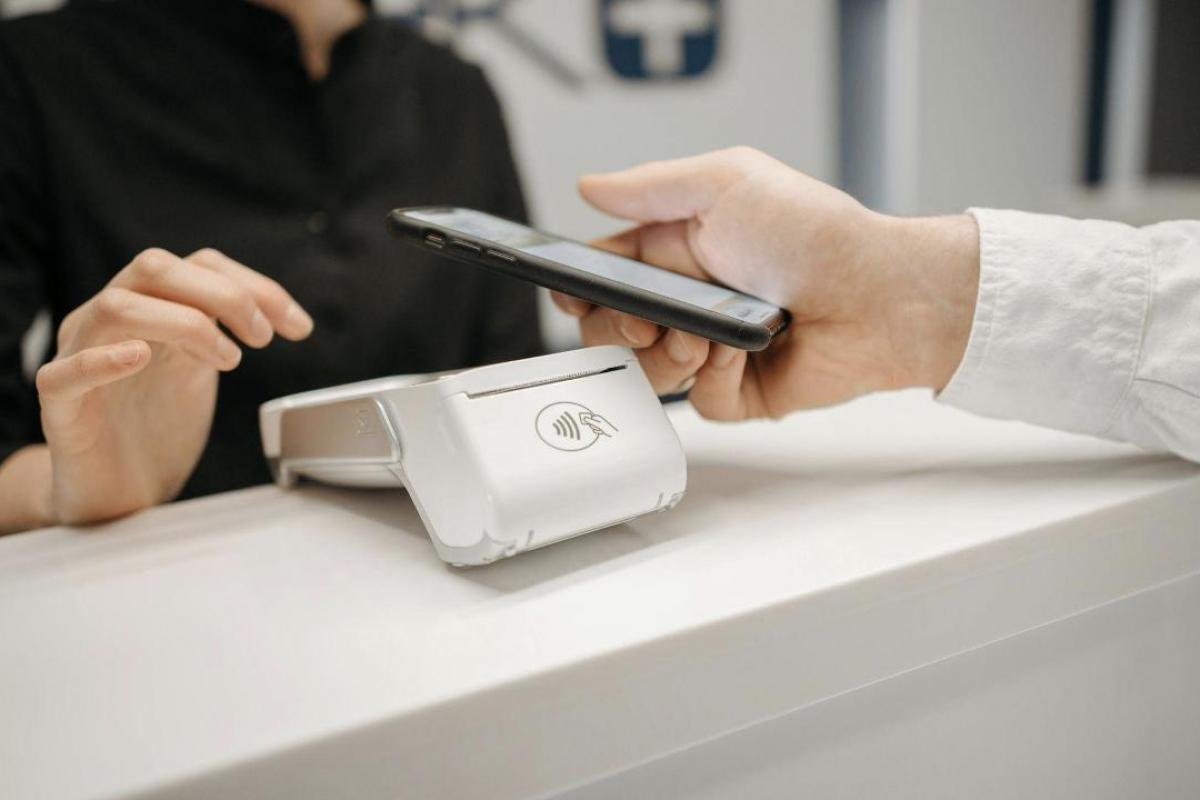 Una mujer paga sus compras a través de su teléfono.