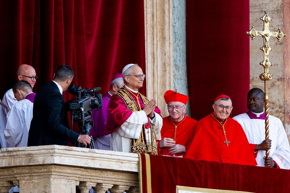 El papa León XIV saluda a sus fieles en la plaza de San Pedro este jueves.