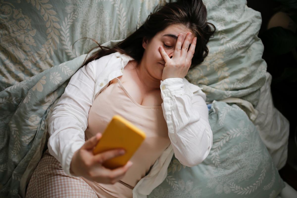 Imagen de archivo de una persona, contrariada por algo que ha ocurrido con su móvil.