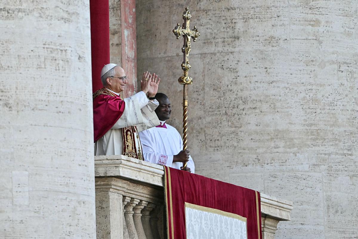 León XIV saluda al mundo desde el balcón de la Basílica de San Pedro