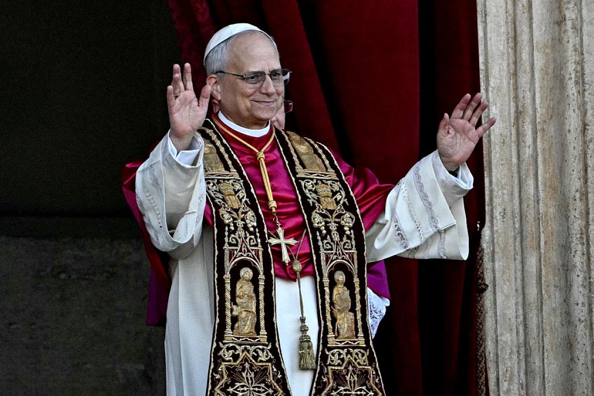 Robert Francis Prevost, el papa León XIV, saluda a los fieles en su presentación al mundo