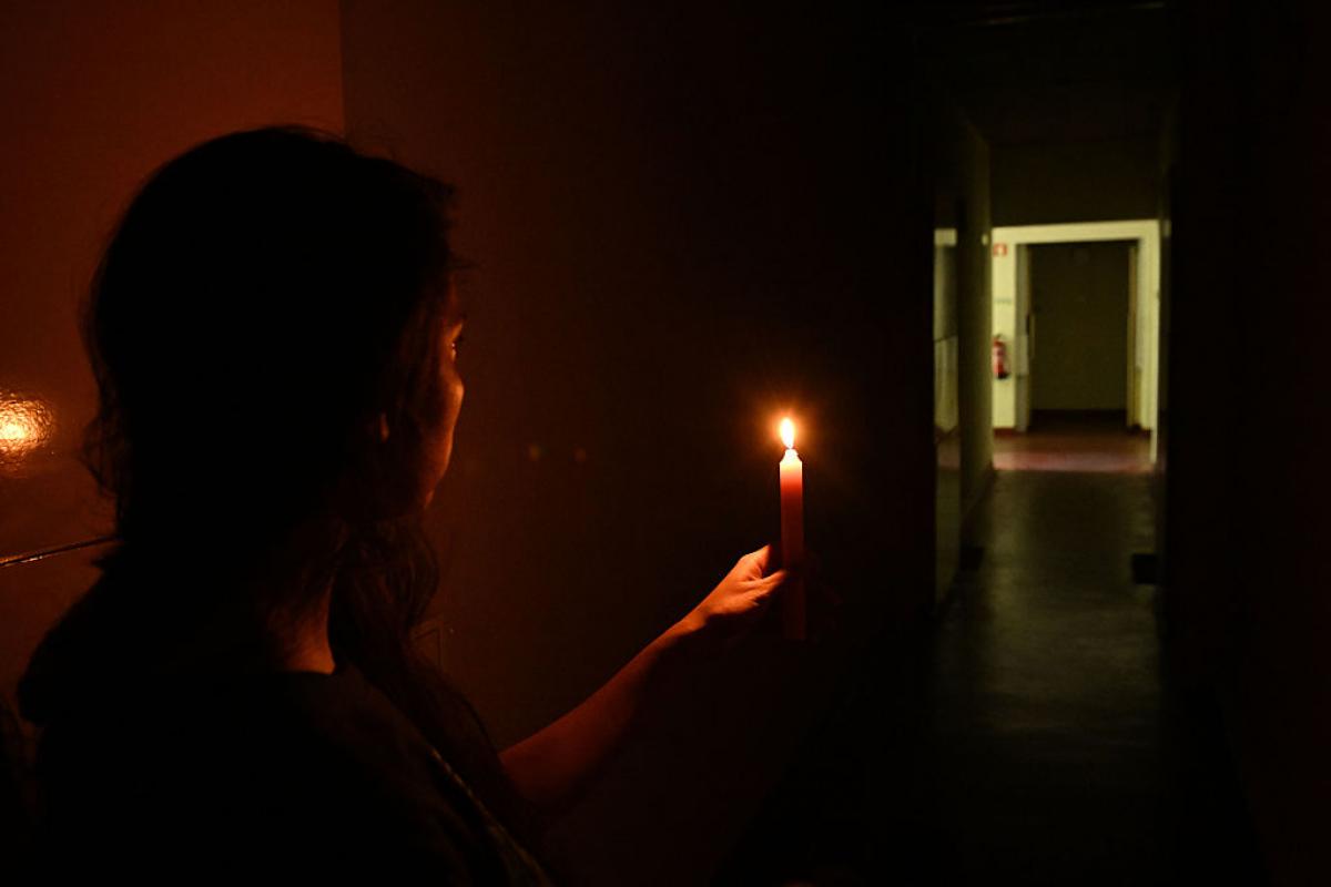 Una persona se alumbra con una vela en pleno apagón del pasado 28 de abril